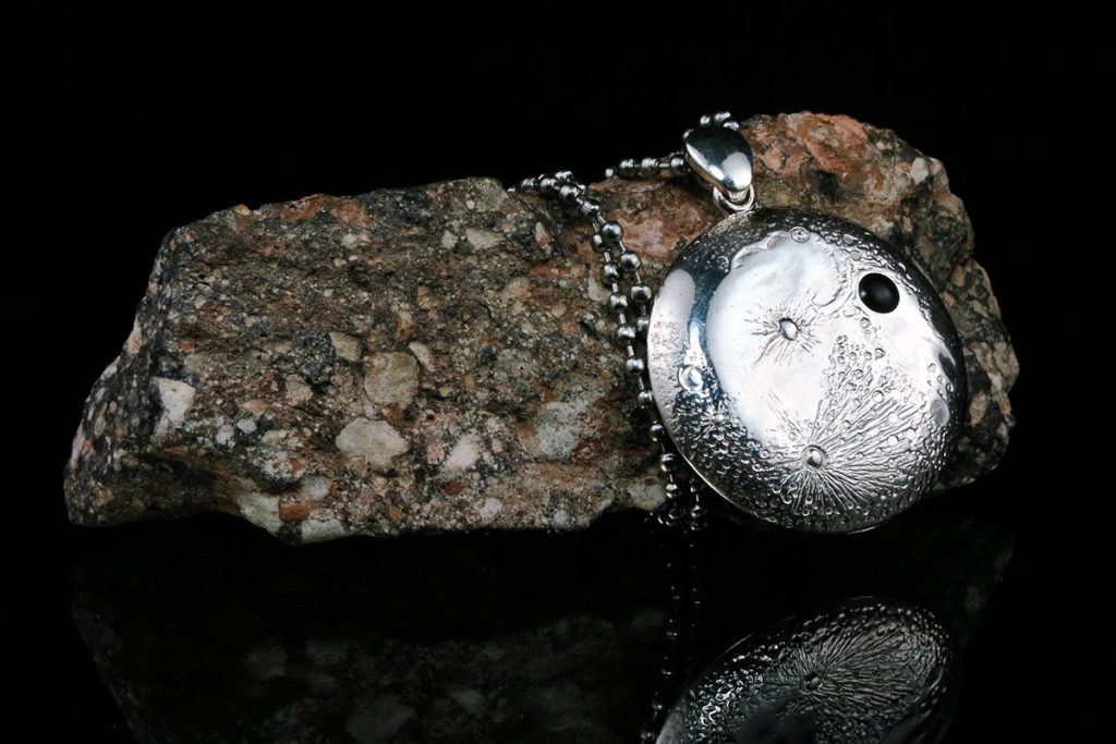 silver-moon-pendant-iv