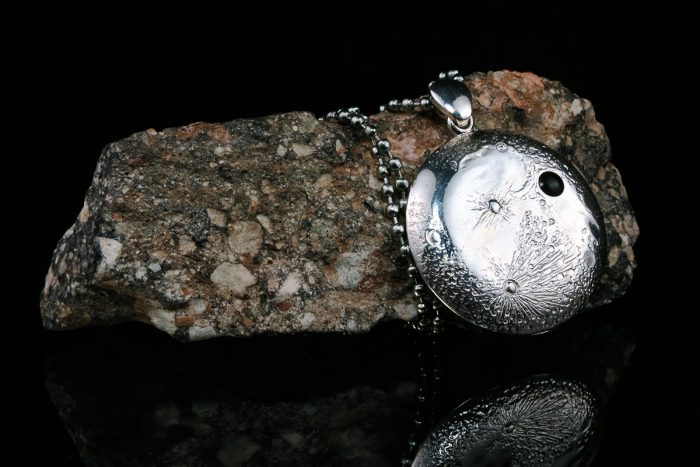 silver-moon-pendant-iv