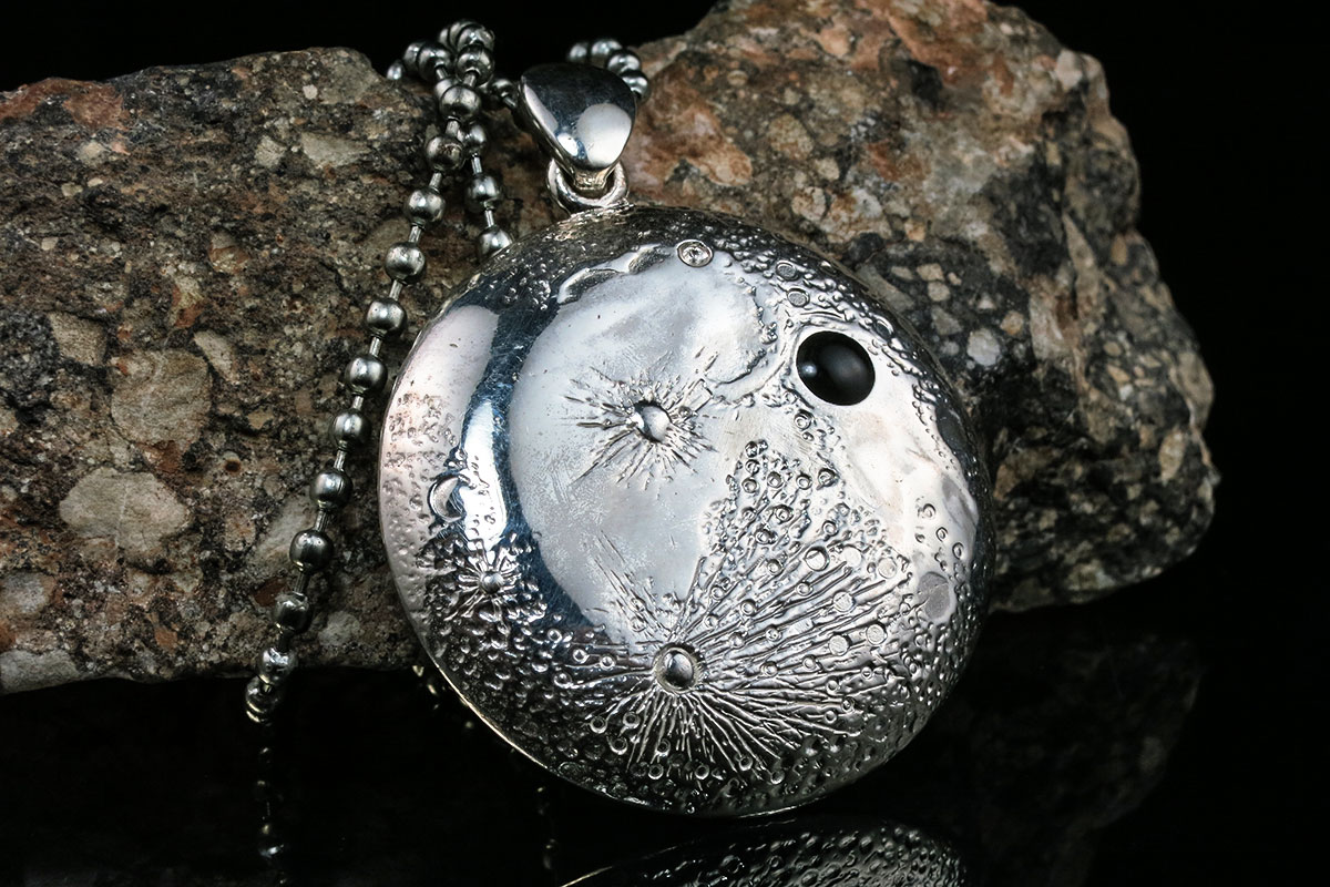 silver-moon-pendant-v