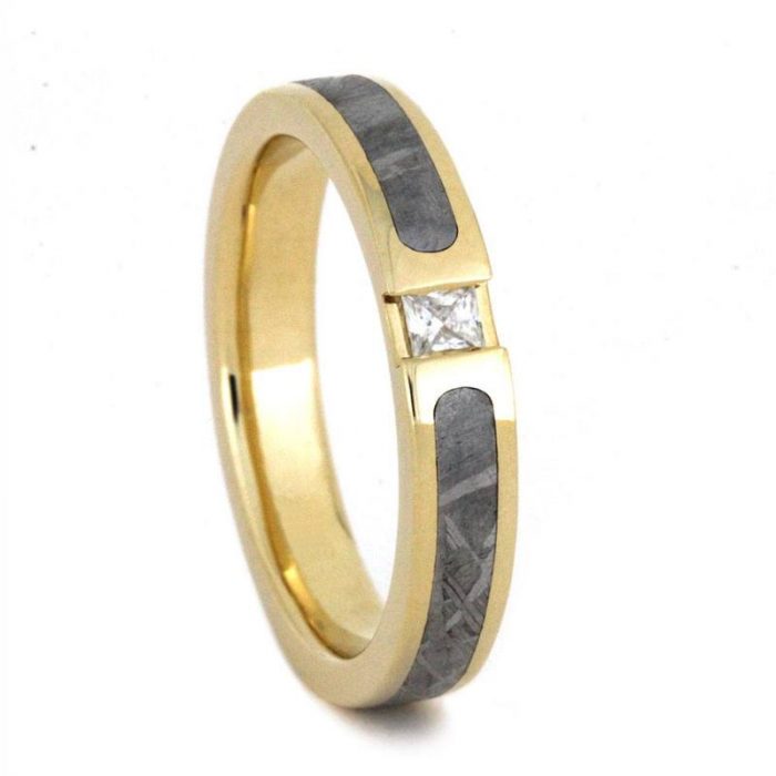 yellow gold ring with sapphire and gibeon